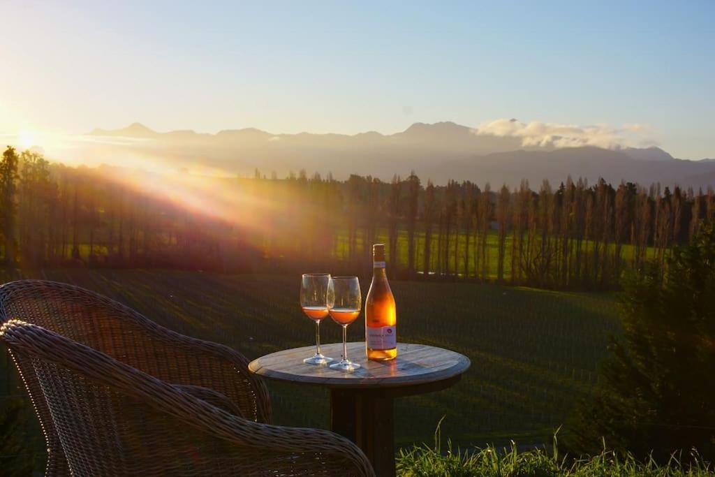 Luxury Cottage With Stunning Vineyard Views Renwick Esterno foto